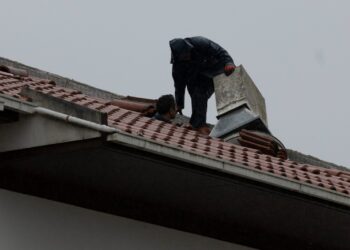 Mau tempo: Homem que caiu quando ia reparar telhado em Pombal morreu no hospital