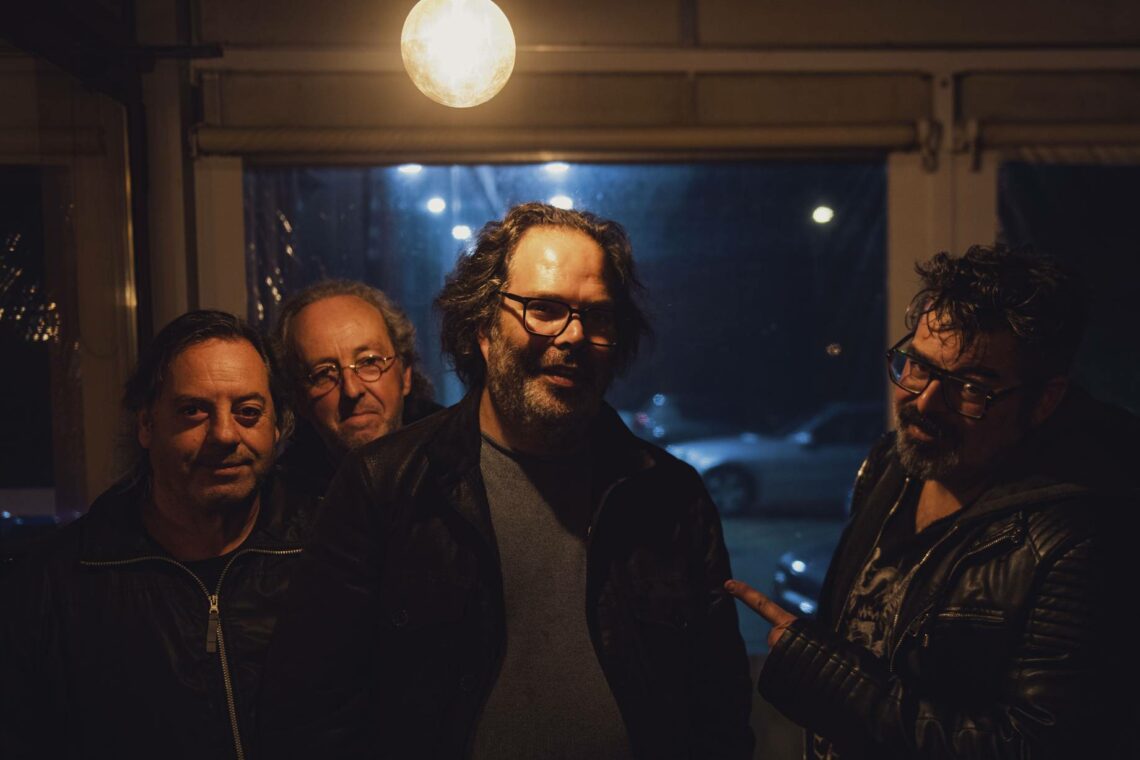 The Rooms. Os adultos na sala, os rebeldes no quarto e o rock que não pede licença