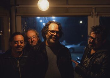 The Rooms. Os adultos na sala, os rebeldes no quarto e o rock que não pede licença