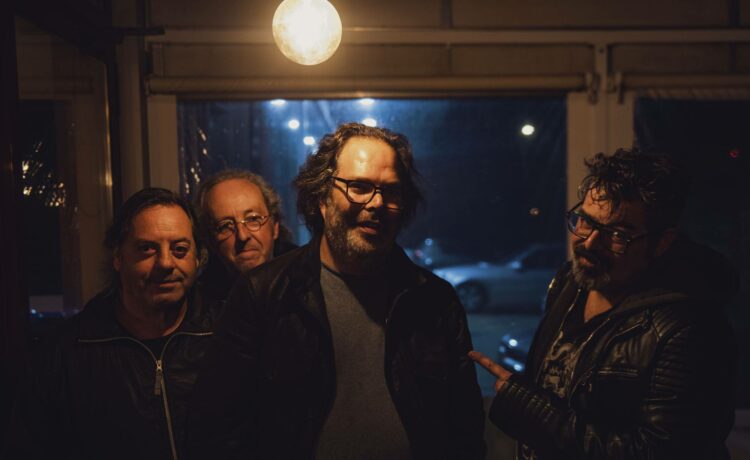 The Rooms. Os adultos na sala, os rebeldes no quarto e o rock que não pede licença