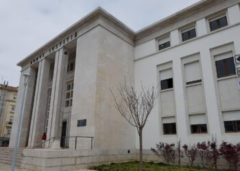 Homem em prisão domiciliária após furto qualificado de painéis de cofragem
