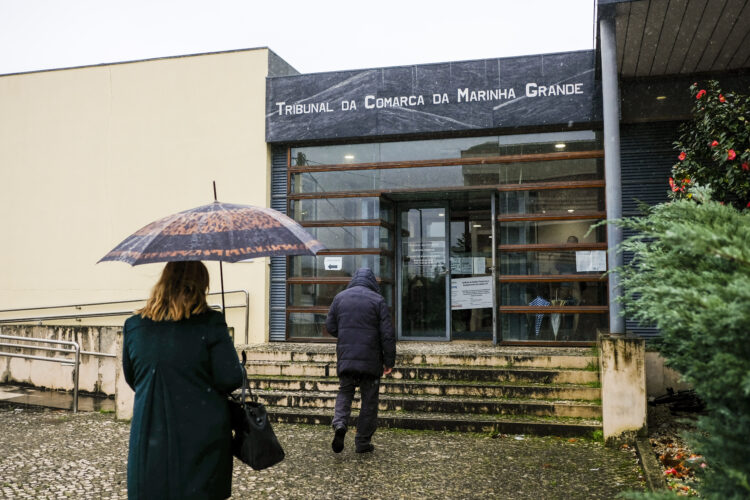 Vítima de alegada burla lamenta ter confiado em advogada