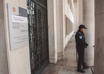 Violência doméstica: Chefe da PSP julgado em Leiria por 14 crimes nega ter batido na mulher