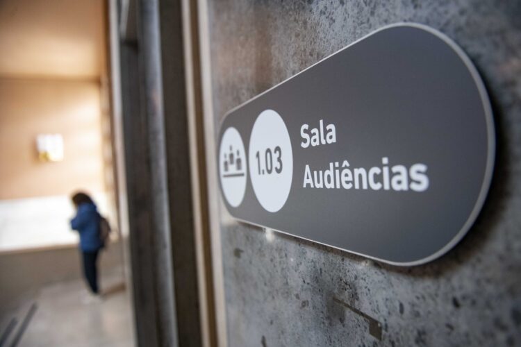 Tribunal condena professor de Leiria a três anos de prisão suspensa por crimes sexuais