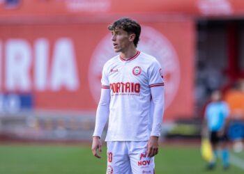 Jordan Van der Gaag e Stefan renovam com a União de Leiria