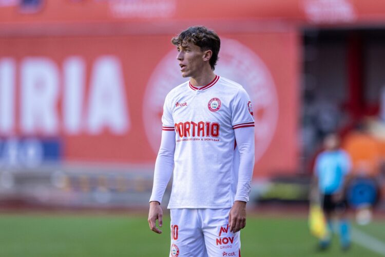 Jordan Van der Gaag e Stefan renovam com a União de Leiria