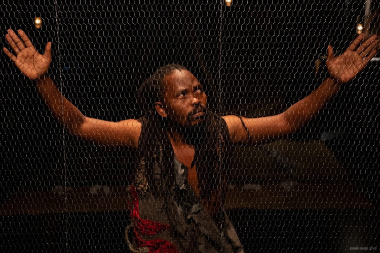 Teatro da Rainha estreia Um Estranho Corpo dá ao Palco