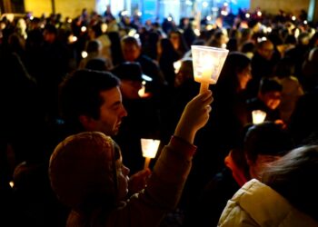 Centenas de pessoas reunidas em vigília em homenagem aos mortos da Kristin em Leiria