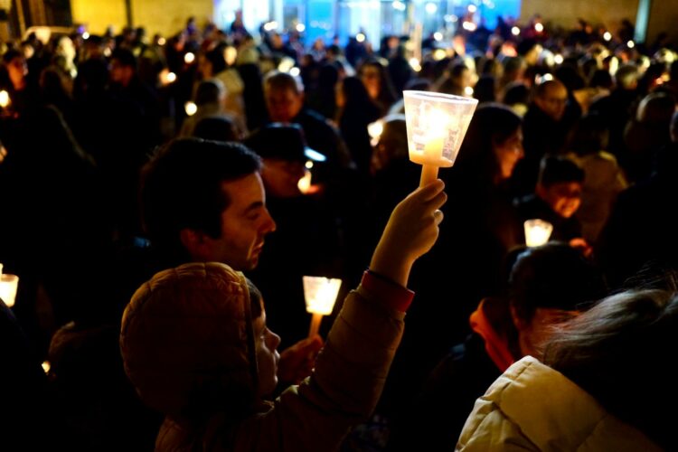 Centenas de pessoas reunidas em vigília em homenagem aos mortos da Kristin em Leiria