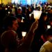 Centenas de pessoas reunidas em vigília em homenagem aos mortos da Kristin em Leiria