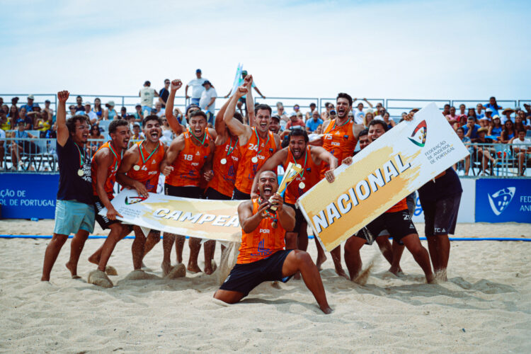 Pouco treino e muito convívio deram aos VRT o título nacional de andebol de praia