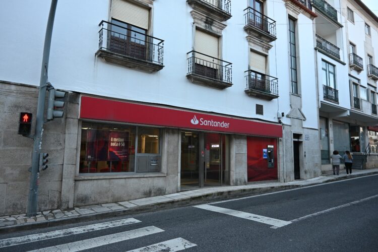 População de Mira de Aire contesta fecho de única agência bancária da freguesia