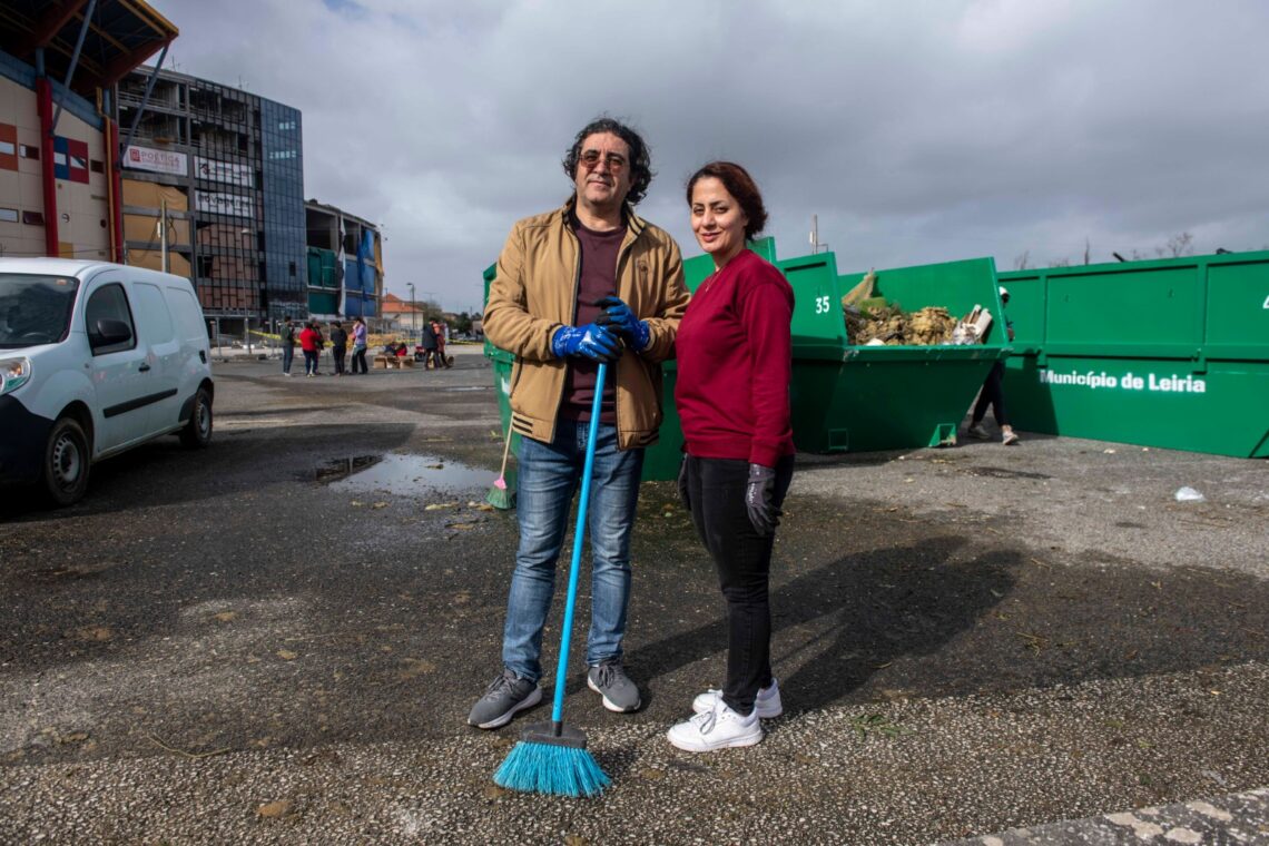 Leila e Mohsen, do Irão, ajudam a reerguer Leiria com uma vassoura da cor do céu