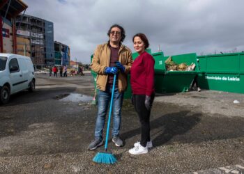Leila e Mohsen, do Irão, ajudam a reerguer Leiria com uma vassoura da cor do céu
