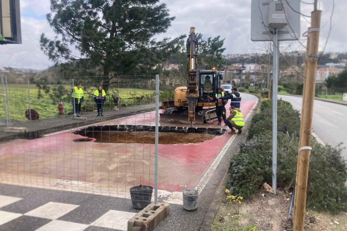Piso abate na Avenida da Comunidade  Europeia, em Leiria, e abre cratera