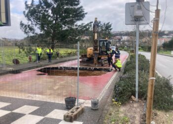 Piso abate na Avenida da Comunidade  Europeia, em Leiria, e abre cratera