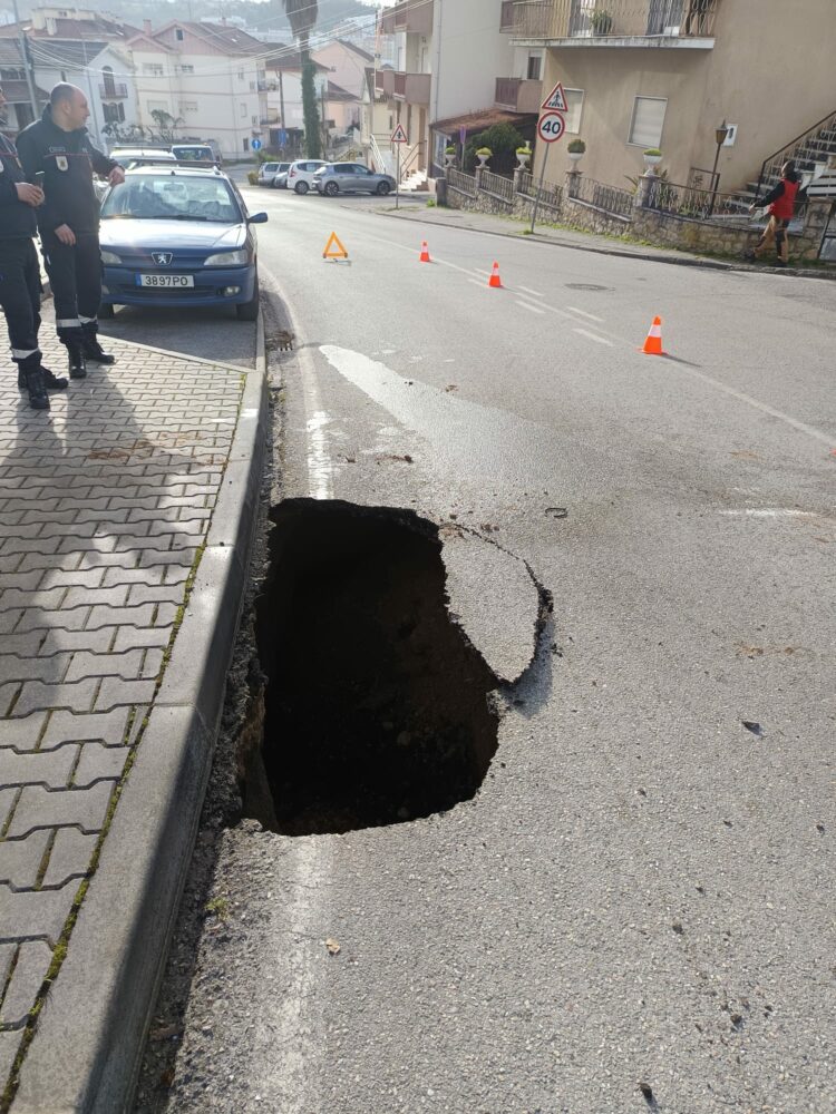 Circulação rodoviária cortada entre a Rua da Barreta e a Rua Quinta de São Romão