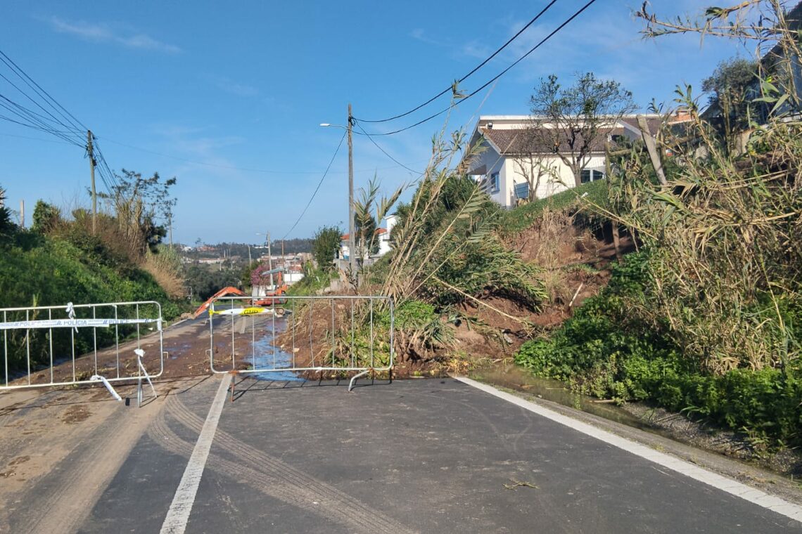 Deslizamento de terras corta EN349 entre Monte Real e Vieira de Leiria