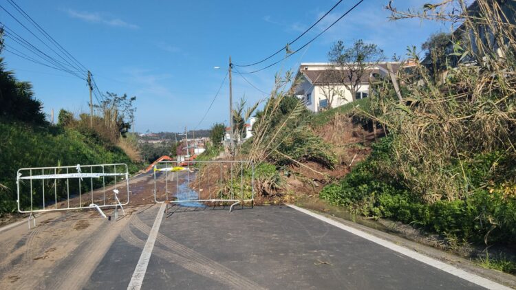 Deslizamento de terras corta EN349 entre Monte Real e Vieira de Leiria