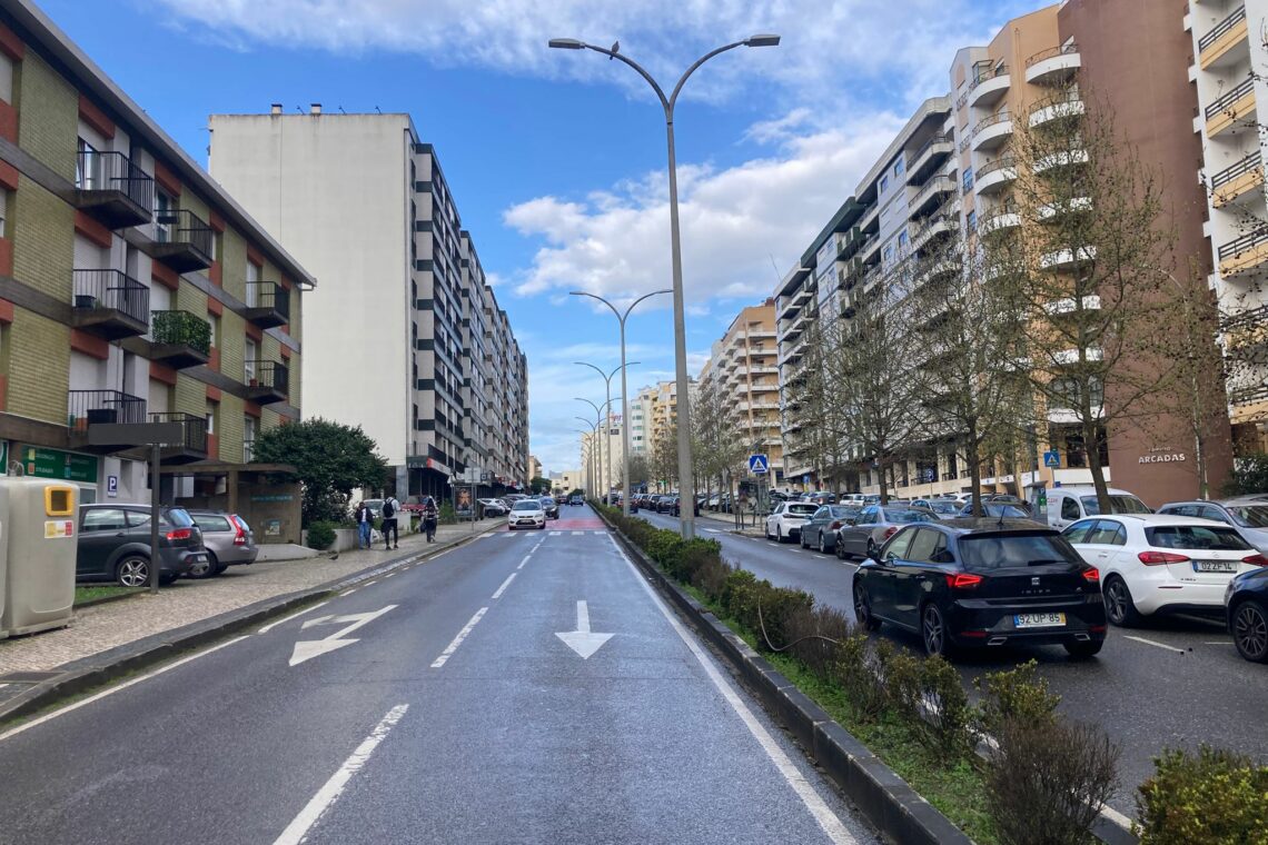 Trabalhos na iluminação pública condicionam trânsito na Avenida Marquês de Pombal
