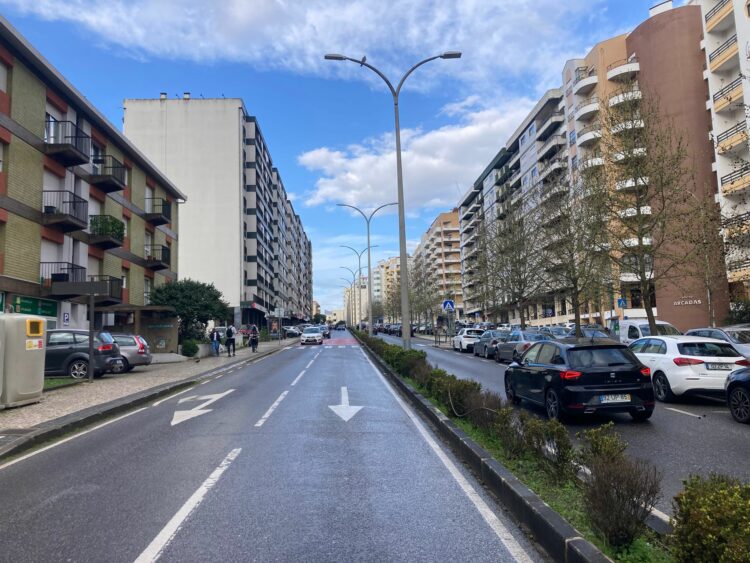 Trabalhos na iluminação pública condicionam trânsito na Avenida Marquês de Pombal