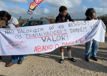 Greve geral fechou 35 escolas no distrito