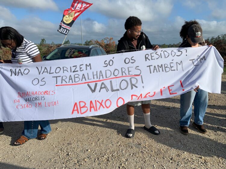 Greve geral fechou 35 escolas no distrito