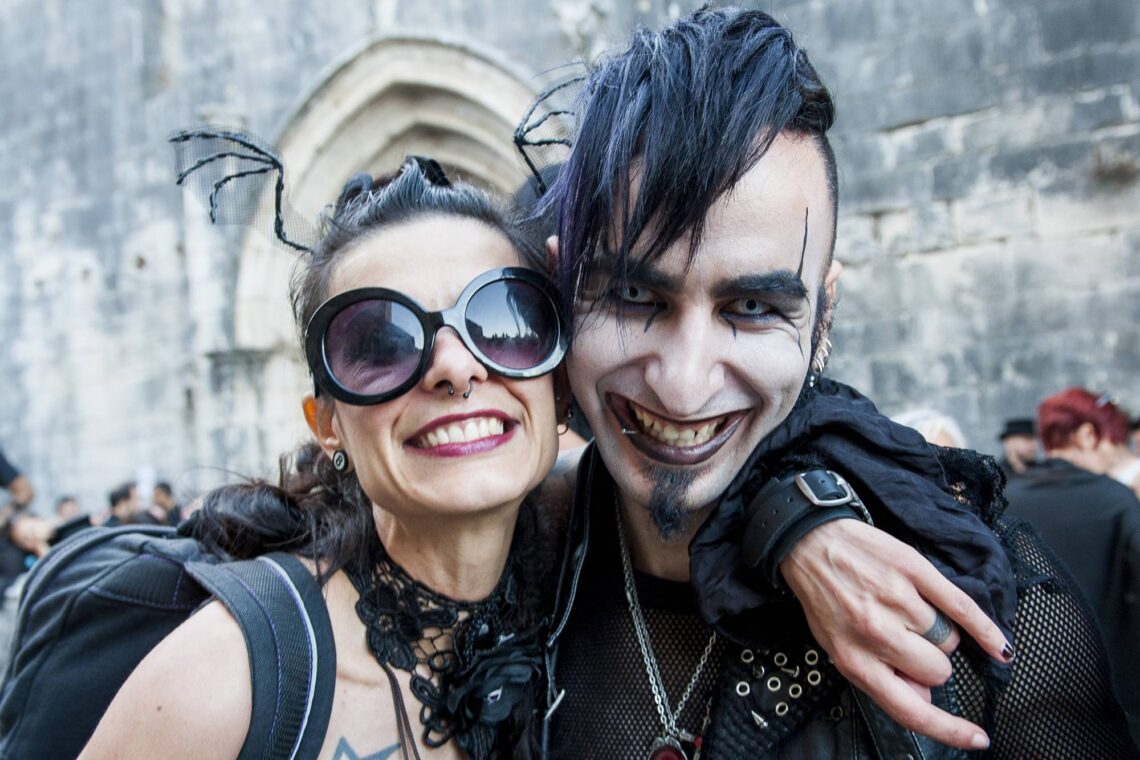 Sempre em ambiente tranquilo, os primeiros anos no castelo atraíram de imediato a família punk e gótica