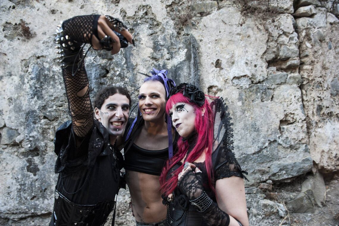 Sempre em ambiente tranquilo, os primeiros anos no castelo atraíram de imediato a família punk e gótica