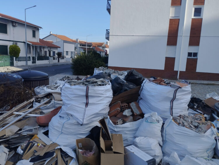 Meses pós-Kristin, amianto ainda é dor de cabeça na Marinha Grande