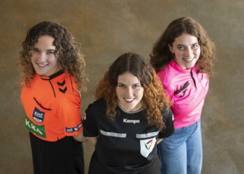 Alannah, Leah e Rebecca conjugam a arbitragem com outras profissões