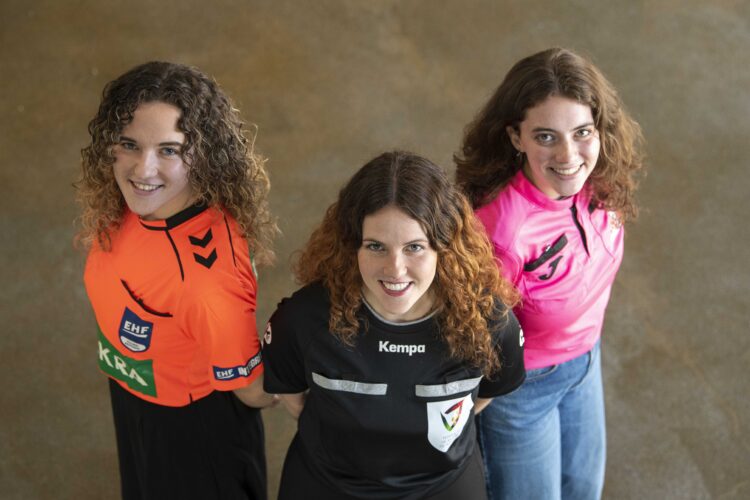 Alannah, Leah e Rebecca conjugam a arbitragem com outras profissões