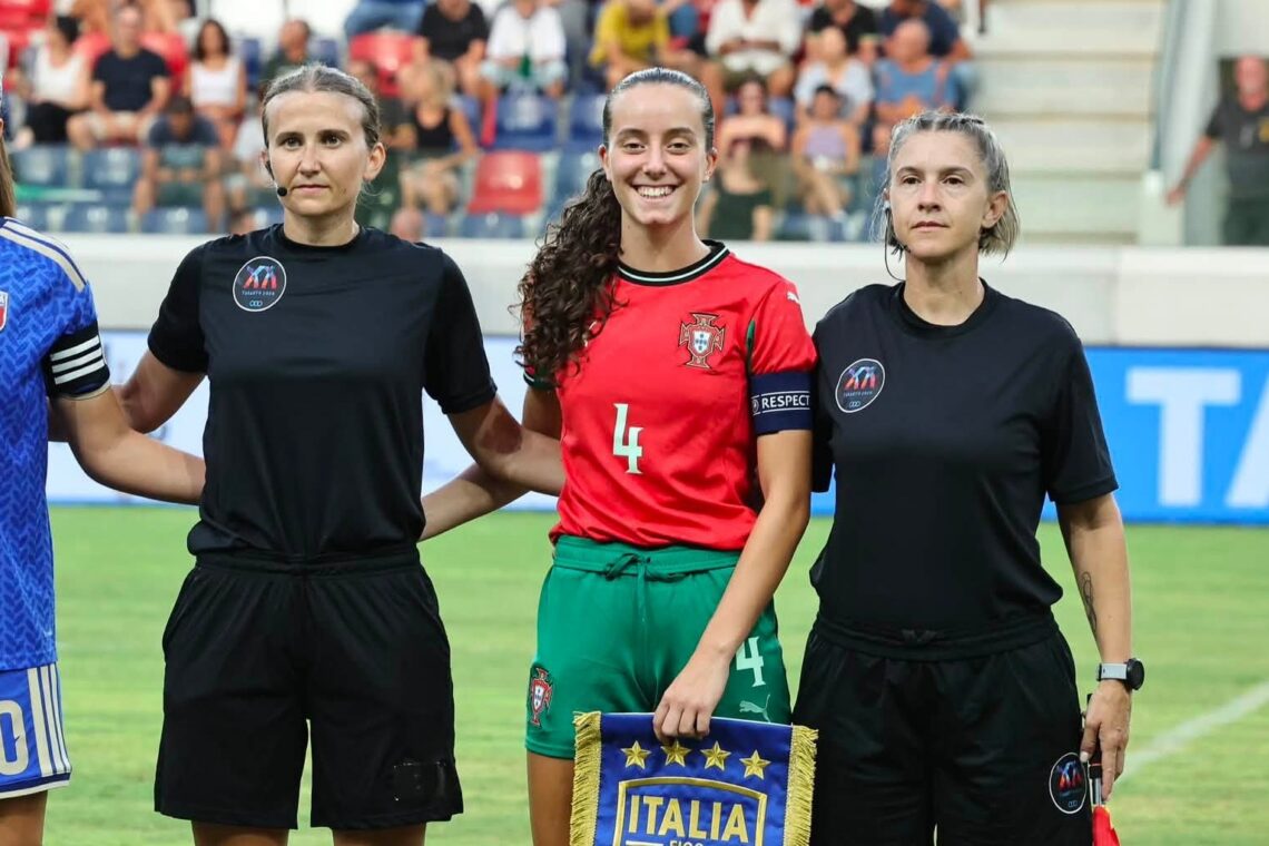 Ariana (ao centro) foi a capitã do jogo entre Portugal e Itália
