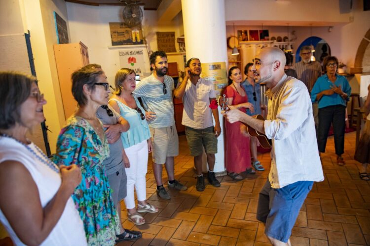 Comunidade. O coro que ainda não tem nome mas já tem voz