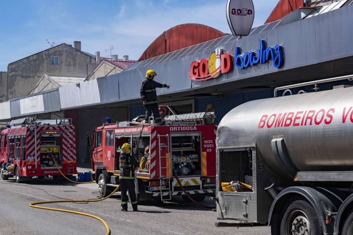 Incêndio provoca danos num espaço para a prática de ‘bowling’ em Leiria