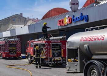 Incêndio provoca danos num espaço para a prática de ‘bowling’ em Leiria