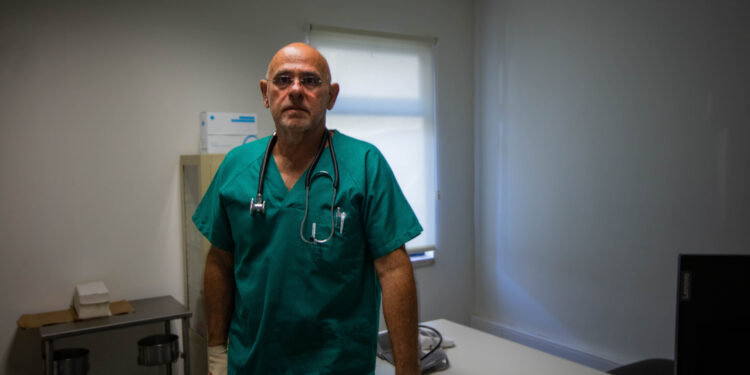 Carlos Amado regressou ao Centro de Saúde da Vieira. Pedro Sigalho está no projecto Bata Branca