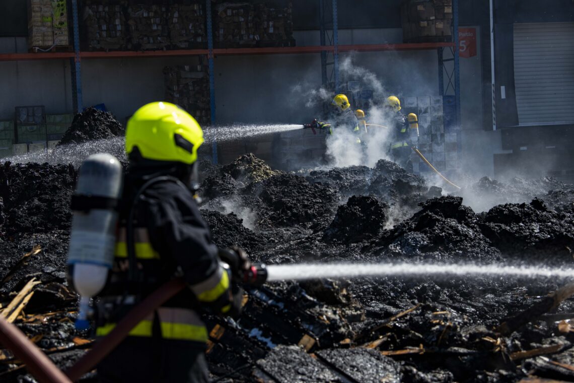 Incêndio em material no exterior de empresa de plásticos na Batalha