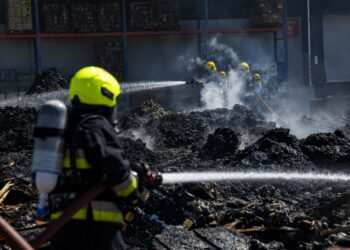 Incêndio em material no exterior de empresa de plásticos na Batalha