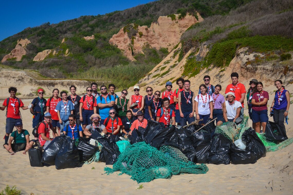 Voluntários retiram mais de 400 quilos de lixo da Praia da Areeira