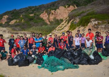 Voluntários retiram mais de 400 quilos de lixo da Praia da Areeira