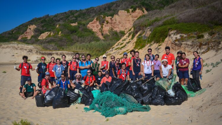 Voluntários retiram mais de 400 quilos de lixo da Praia da Areeira