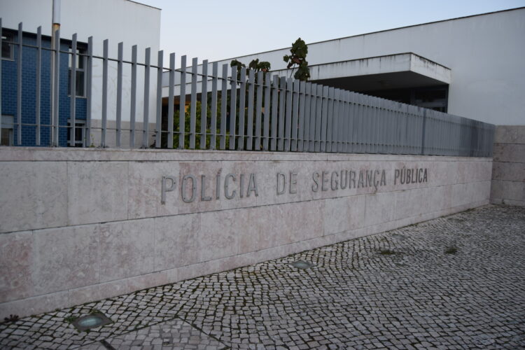 Roubam viatura em Sintra e são detidos pela PSP de Caldas da Rainha