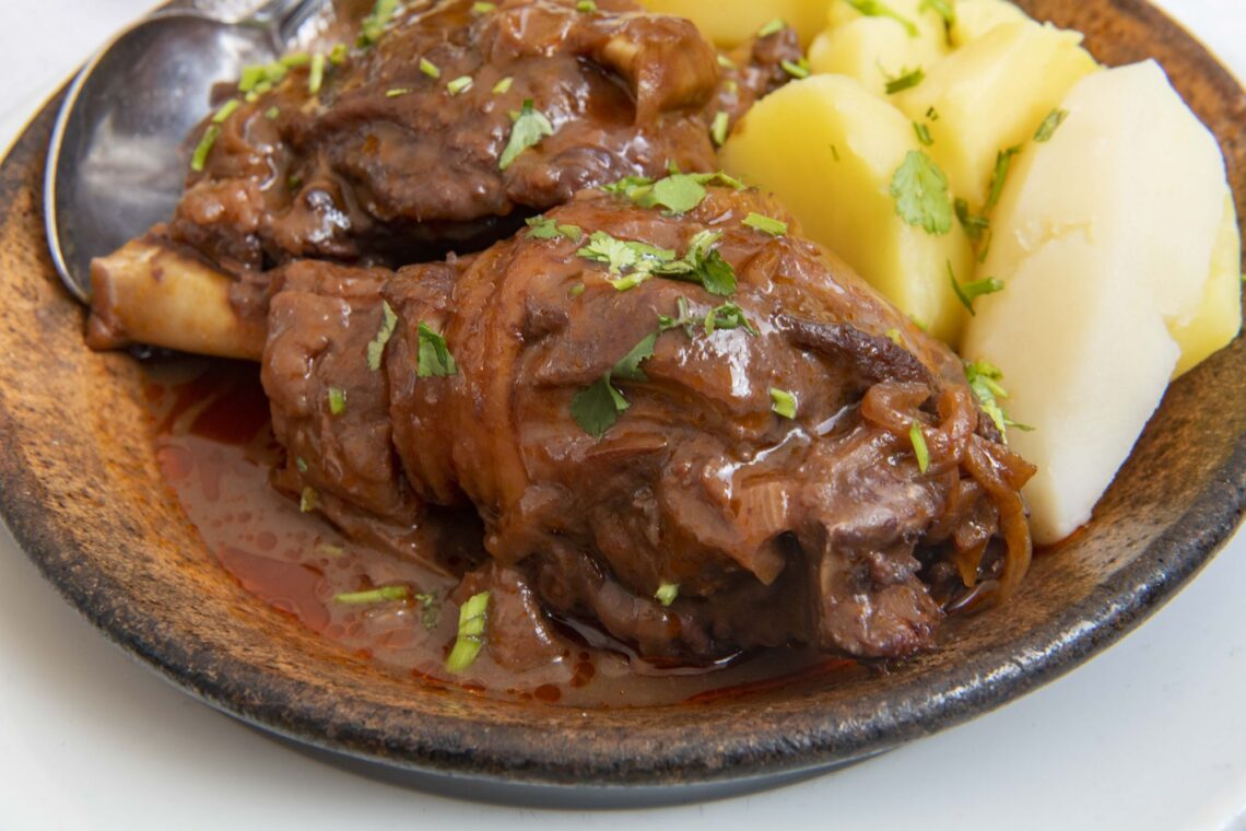 Cozinha portuguesa sem discurso. Nada procura impressionar; tudo funciona