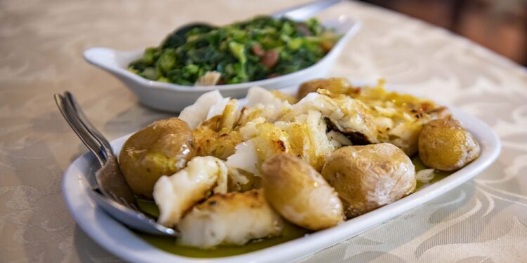 O bacalhau estava bem tratado, as migas tinham sabor e a batata estava no ponto