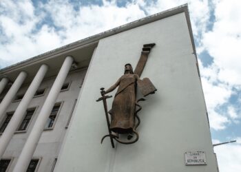 Seis condenados a penas até nove anos por tráfico de droga dissimulada em lulas