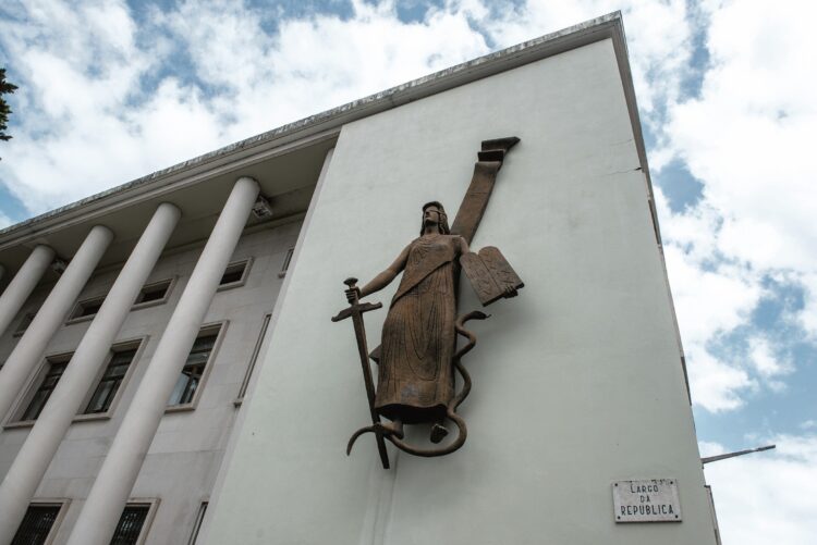 Seis condenados a penas até nove anos por tráfico de droga dissimulada em lulas