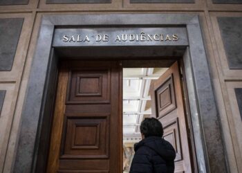 Arguido acusado de 36 burlas “Olá pai, olá mãe” em silêncio no Tribunal de Leiria