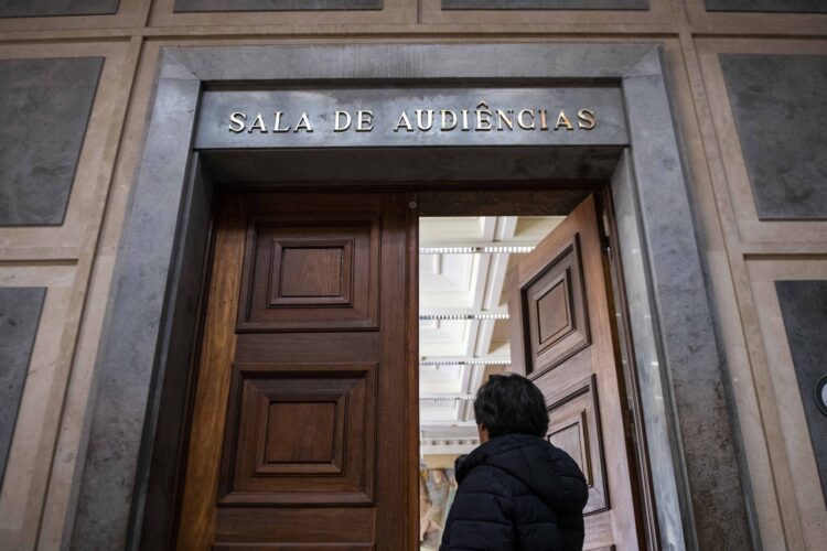 Arguido acusado de 36 burlas “Olá pai, olá mãe” em silêncio no Tribunal de Leiria
