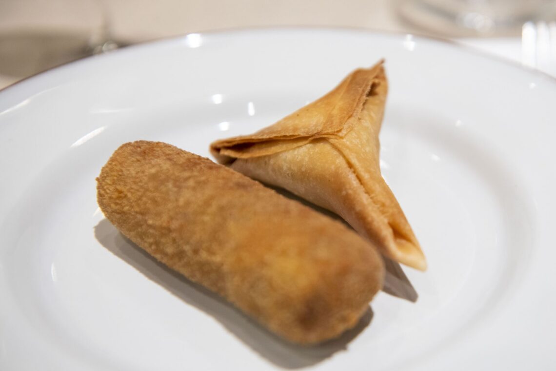 Começámos com uma chamuça de caril e um croquete. Dois fritos muito bem executados